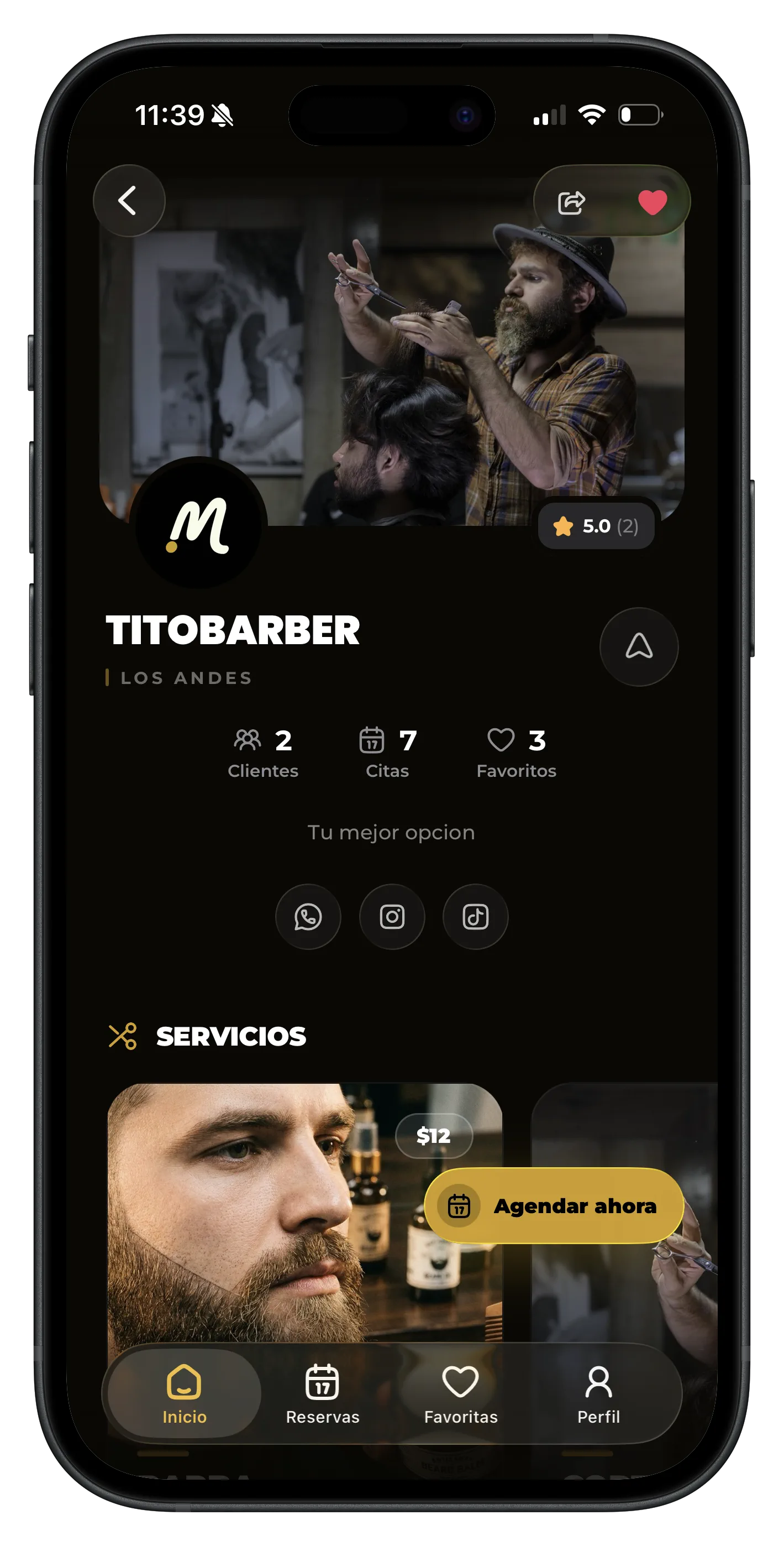 La app de Cortaito en Android, en la página de una barbería: foto de portada, valoración, servicios con precio y el botón de agendar.